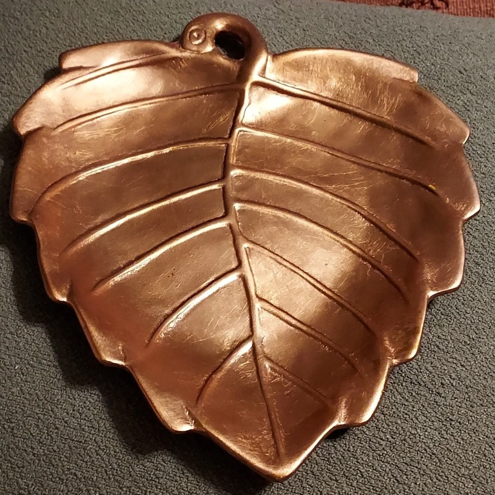 Nwot Pier One Imports 1 Leave shaped display tray.